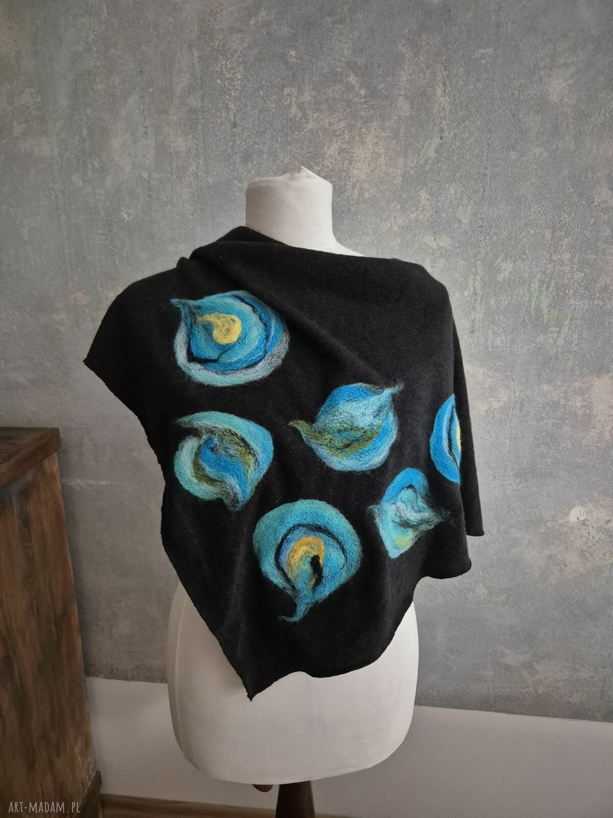 Czarna chusta boho z wełny merynosów - filcowane elementy handmade