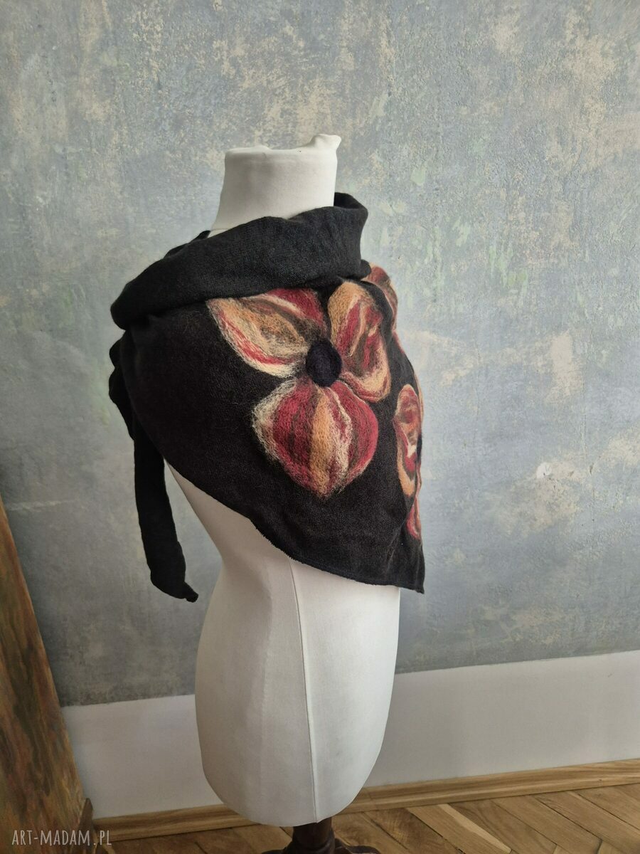 Czarna chusta handmade z wełny merynosów w stylu boho z frędzlami i filcowanymi elementami