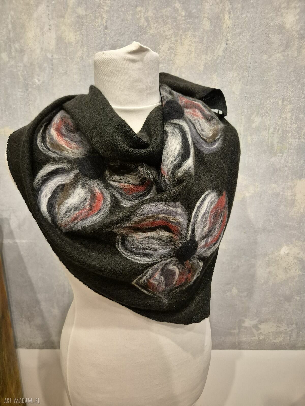 Czarna chusta handmade z wełny merino i filcowanymi elementami