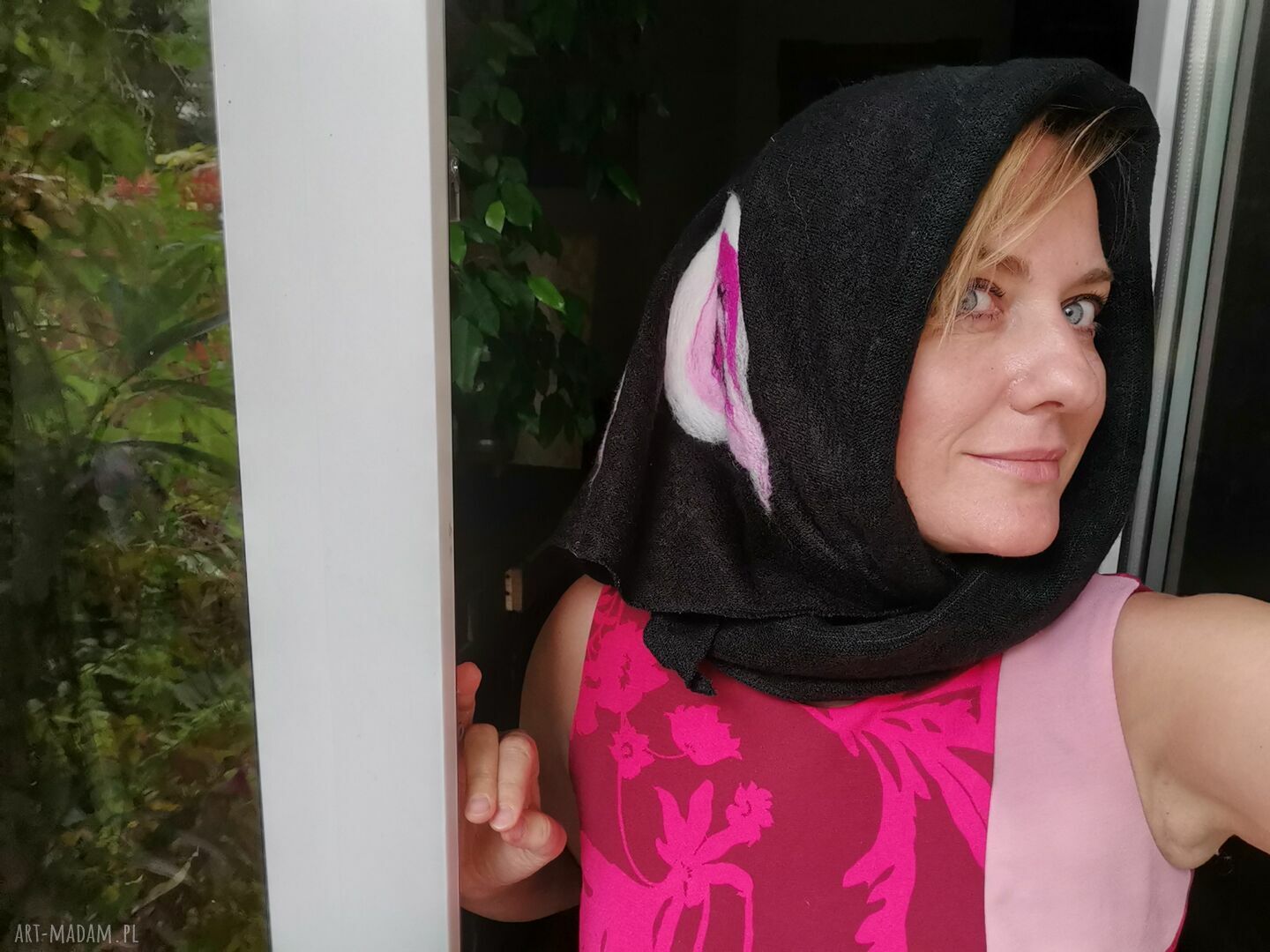 Czarna chusta handmade z wełny merynosów - filcowane elementy