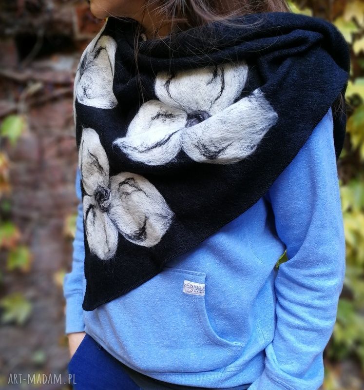 Czarna chusta handmade z wełny merynosów - filcowane elementy