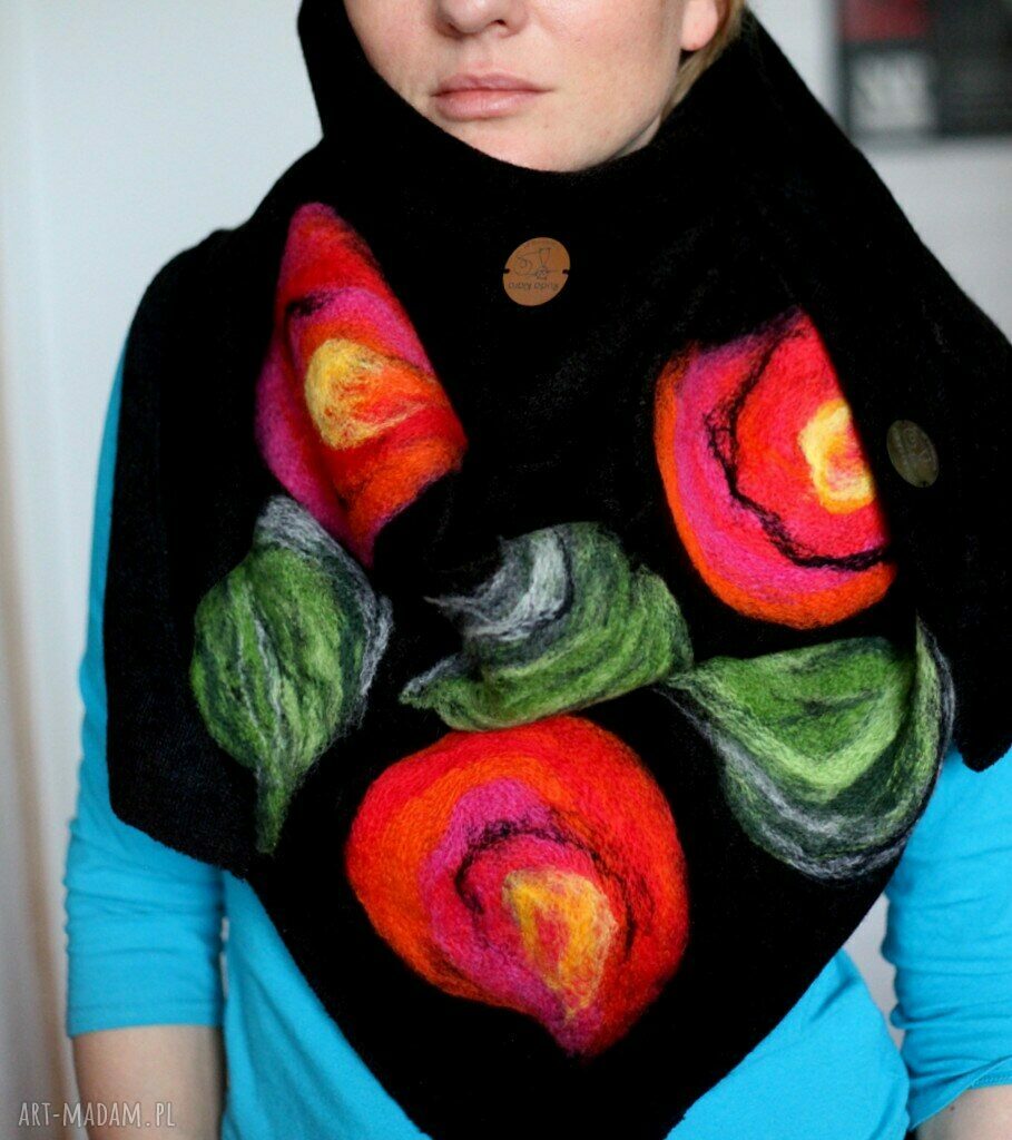Czarna chusta handmade z wełny merynosów w motywie kwiatów