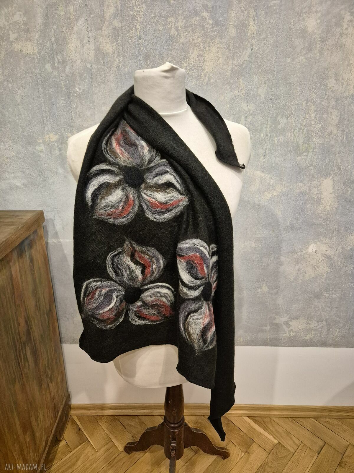 Czarna chusta handmade z wełny merino i filcowanymi elementami