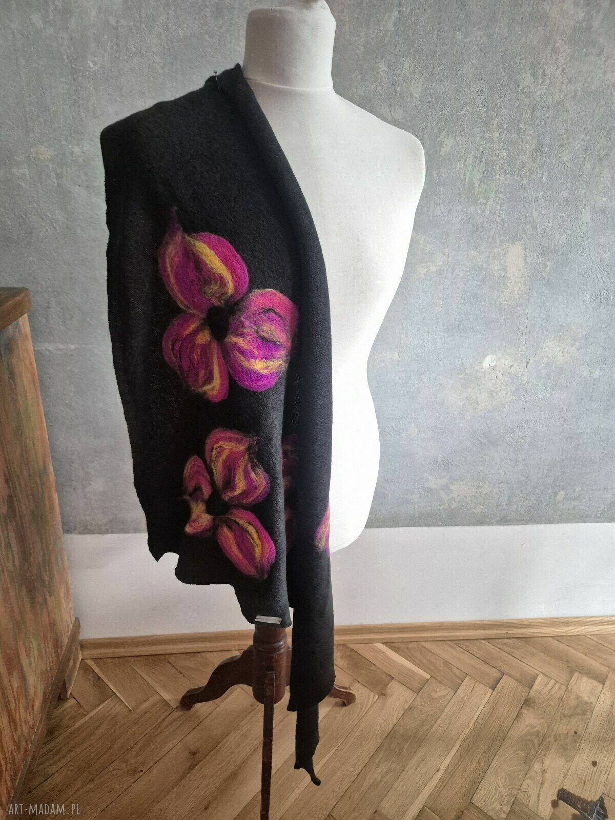 Czarna chusta handmade z wełny merynosów - filcowane elementy