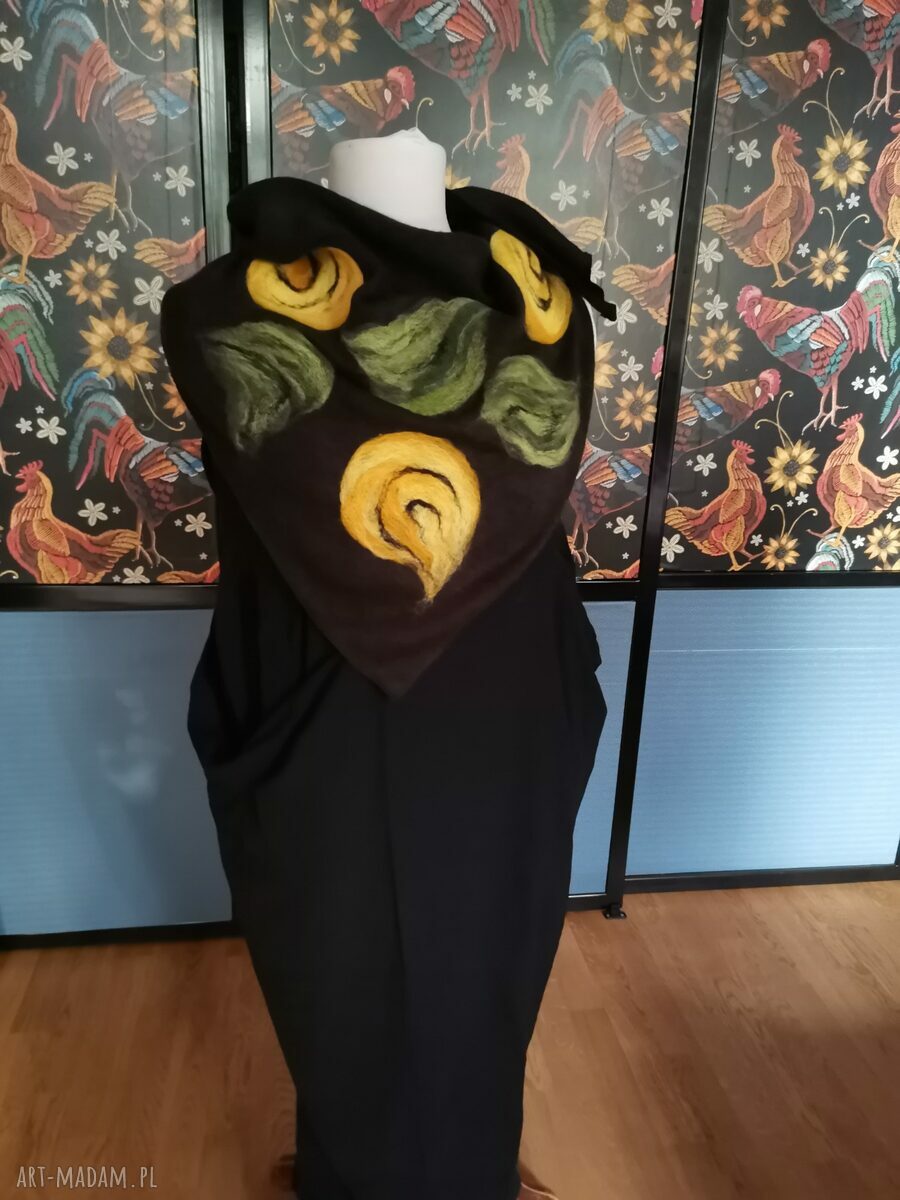 Czarna chusta wełniana handmade z filcowanymi kwiatami - Folk Boho 97x160 cm