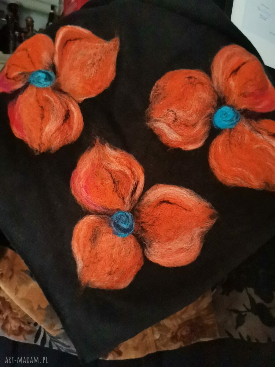 Czarna chusta handmade z wełny merynosów - filcowane elementy