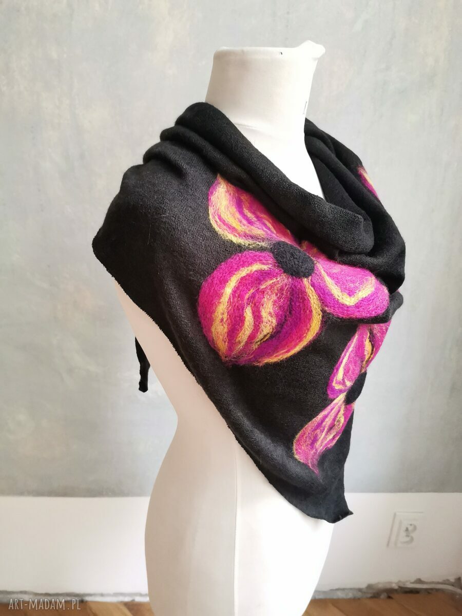 Czarna chusta handmade z wełny merino z filcowanymi elementami