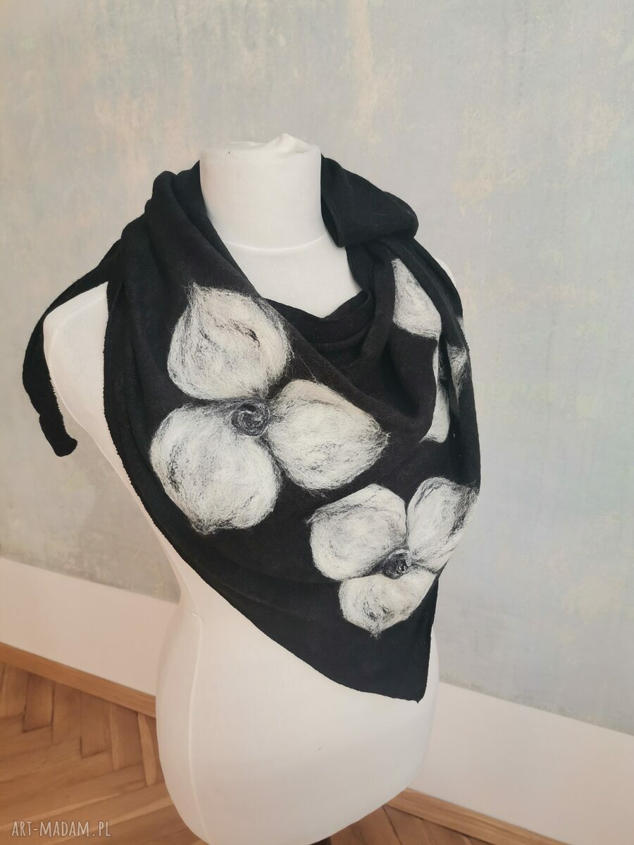 Czarna chusta z wełny merino - filcowane elementy handmade