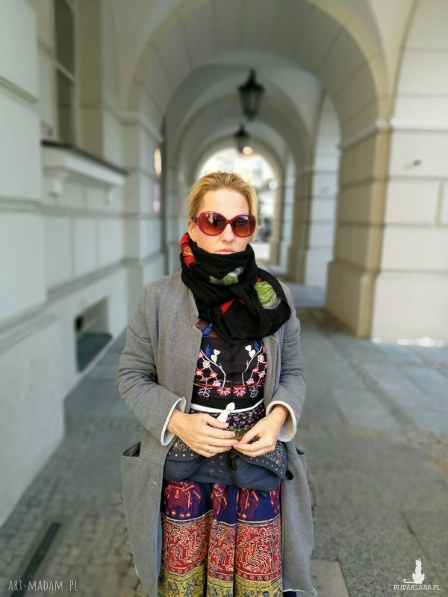 Czarna chusta handmade z wełny merino - etno, boho i filcowane elementy