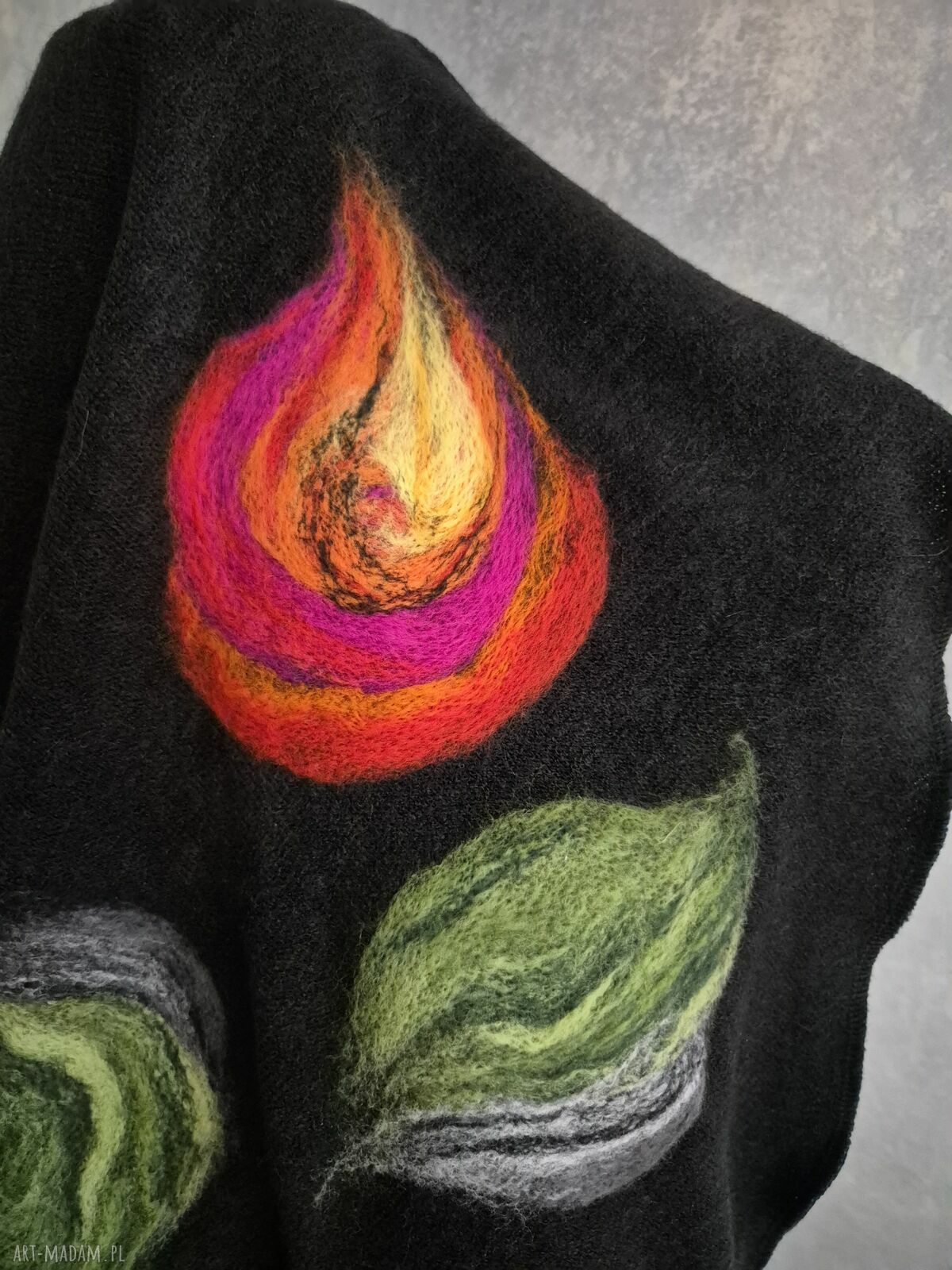 Czarna chusta handmade z wełny merynosów - filcowane detale