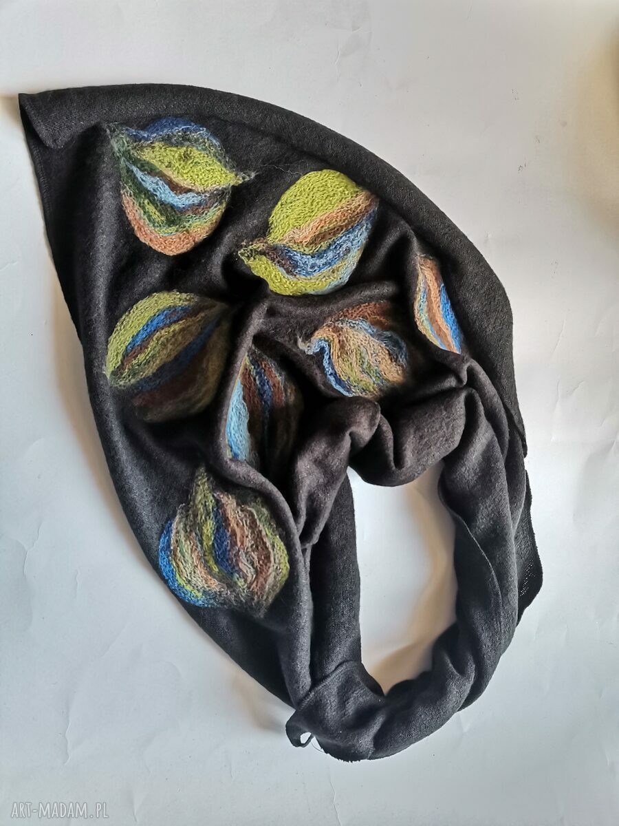 Czarna wełniana chusta handmade z filcowanymi elementami merino
