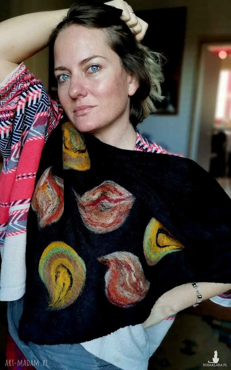 Czarna chusta handmade z wełny merinosów - filcowane elementy