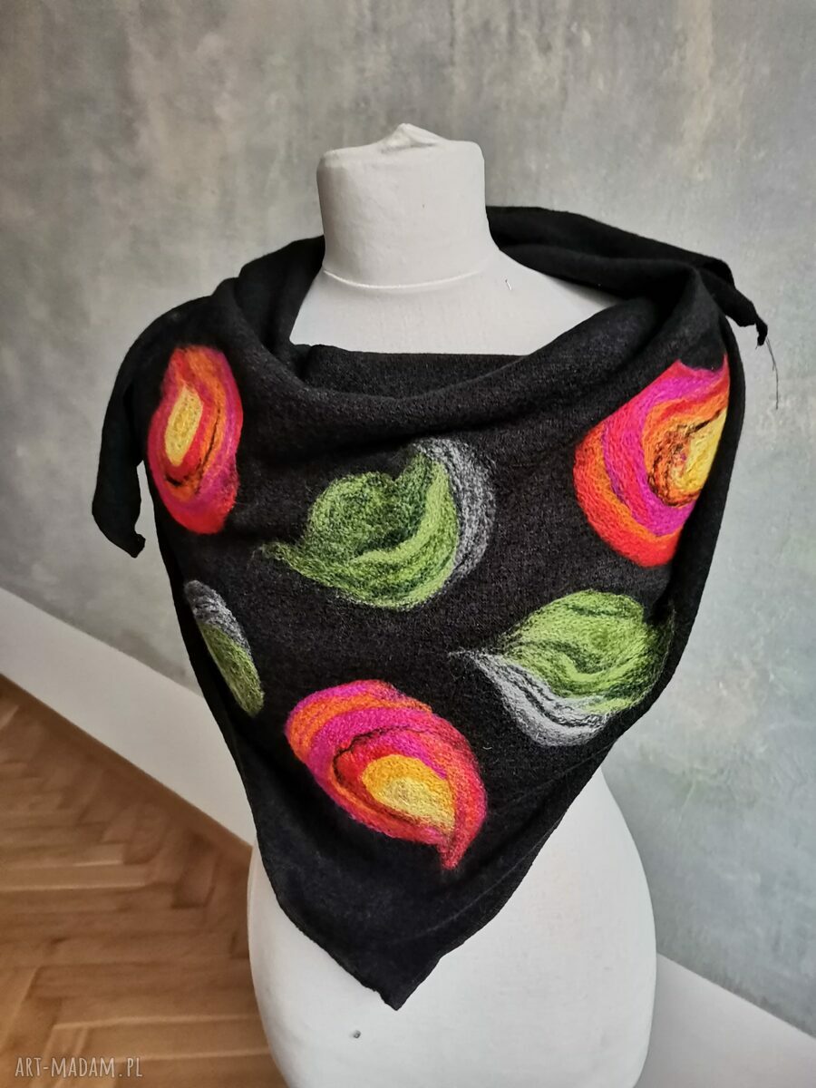 Czarna wełniana chusta handmade z filcowanymi elementami
