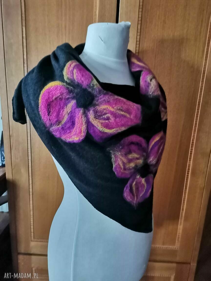 Czarna wełniana chusta handmade - ciepła i miękka w stylu etno-boho
