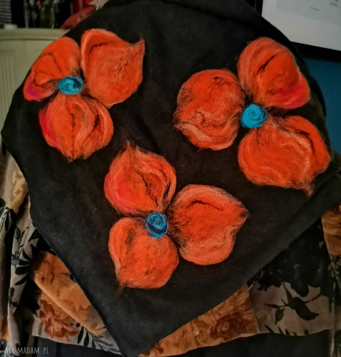 Czarna chusta handmade z wełny merynosów - filcowane elementy