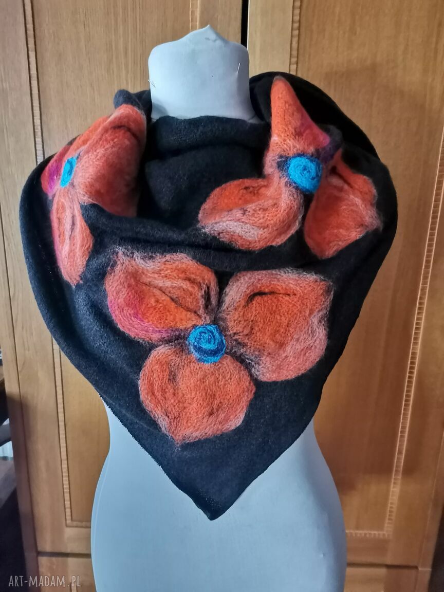 Czarna chusta handmade z wełny merynosów z filcowanymi elementami