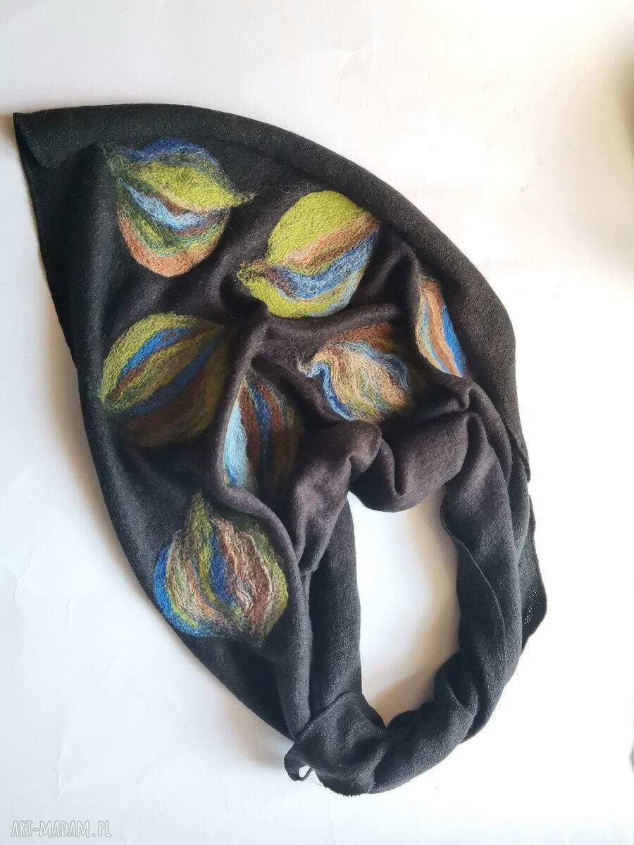 Czarna wełniana chusta handmade z filcowanymi elementami merino