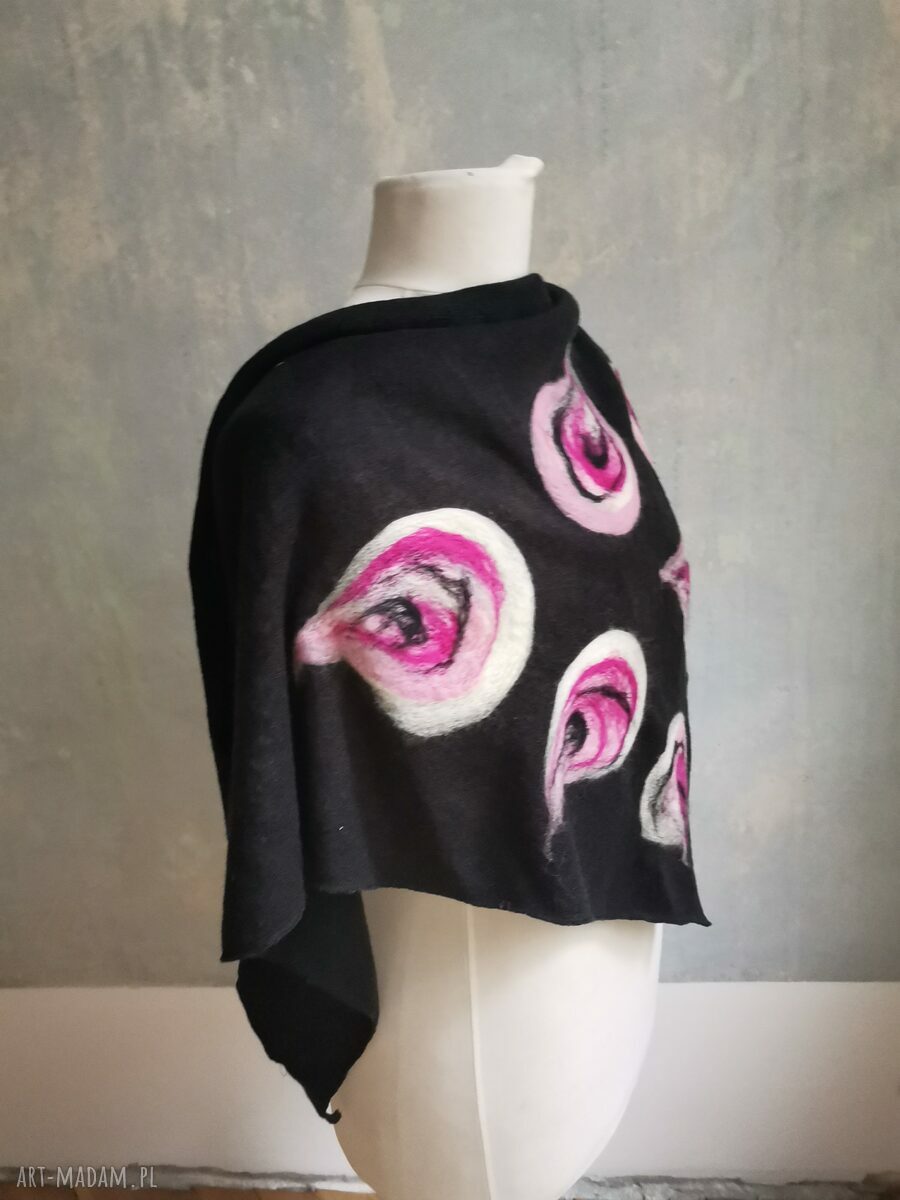 Czarna chusta handmade z wełny merynosów i filcowanymi elementami
