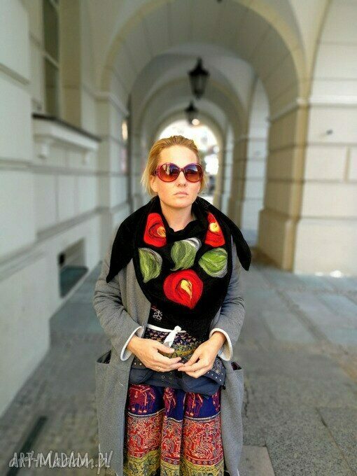 Czarna chusta handmade Ruda Klara z wełny merynosów