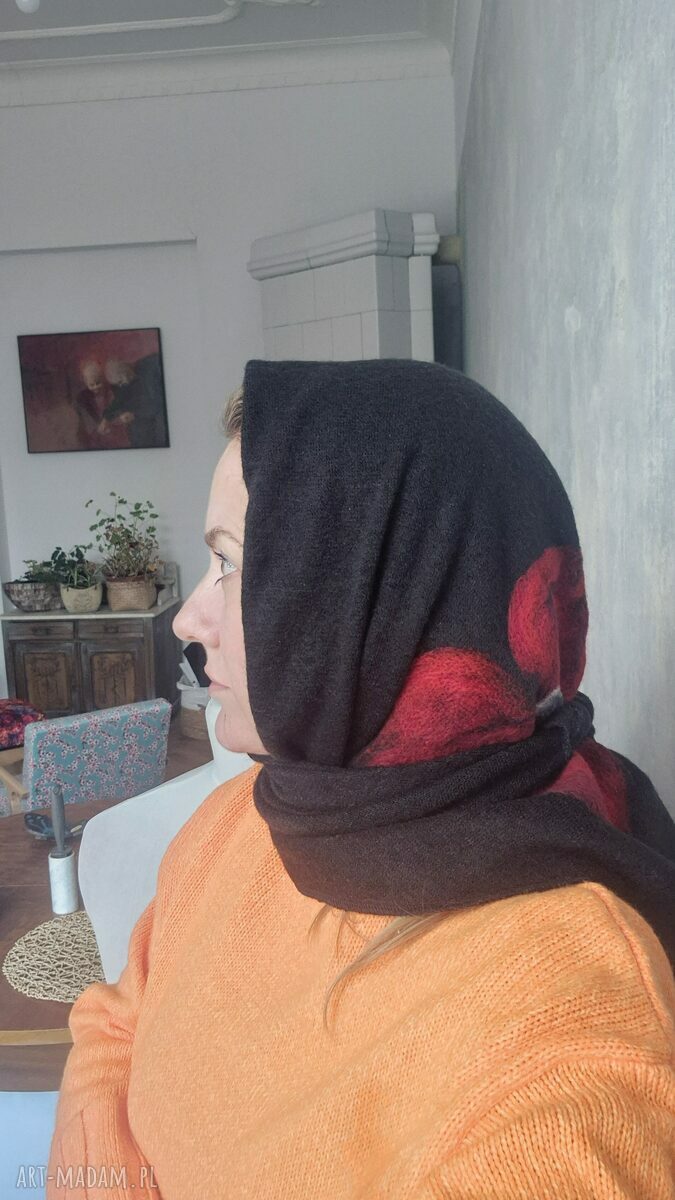 Czarna chusta handmade z wełny z filcowanymi elementami