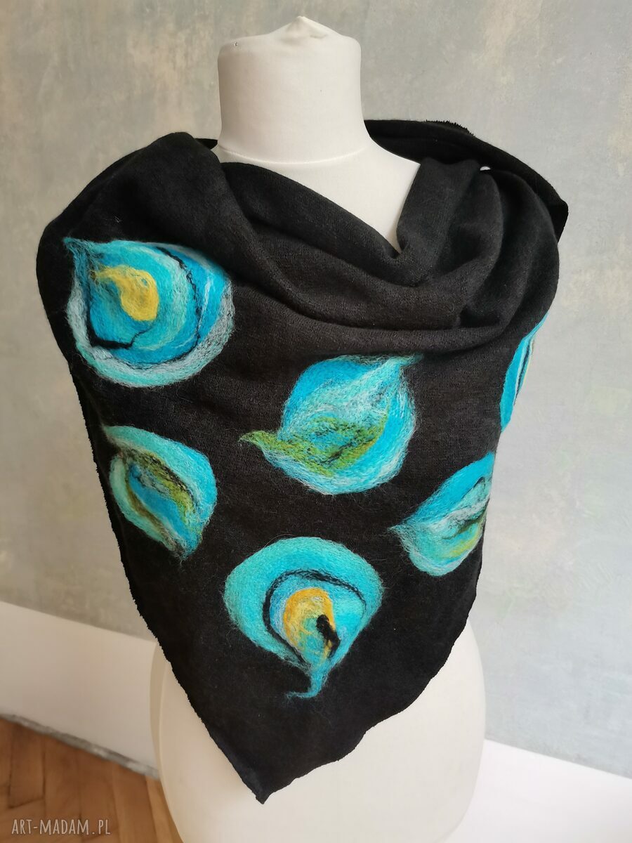 Czarna chusta etno handmade z frędzlami - wełna merynosów 120x185
