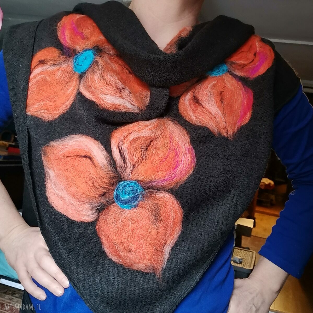 Czarna chusta handmade z wełny merynosów - filcowane elementy