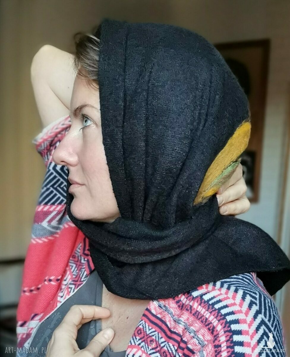 Czarna chusta handmade z wełny merinosów - filcowane elementy