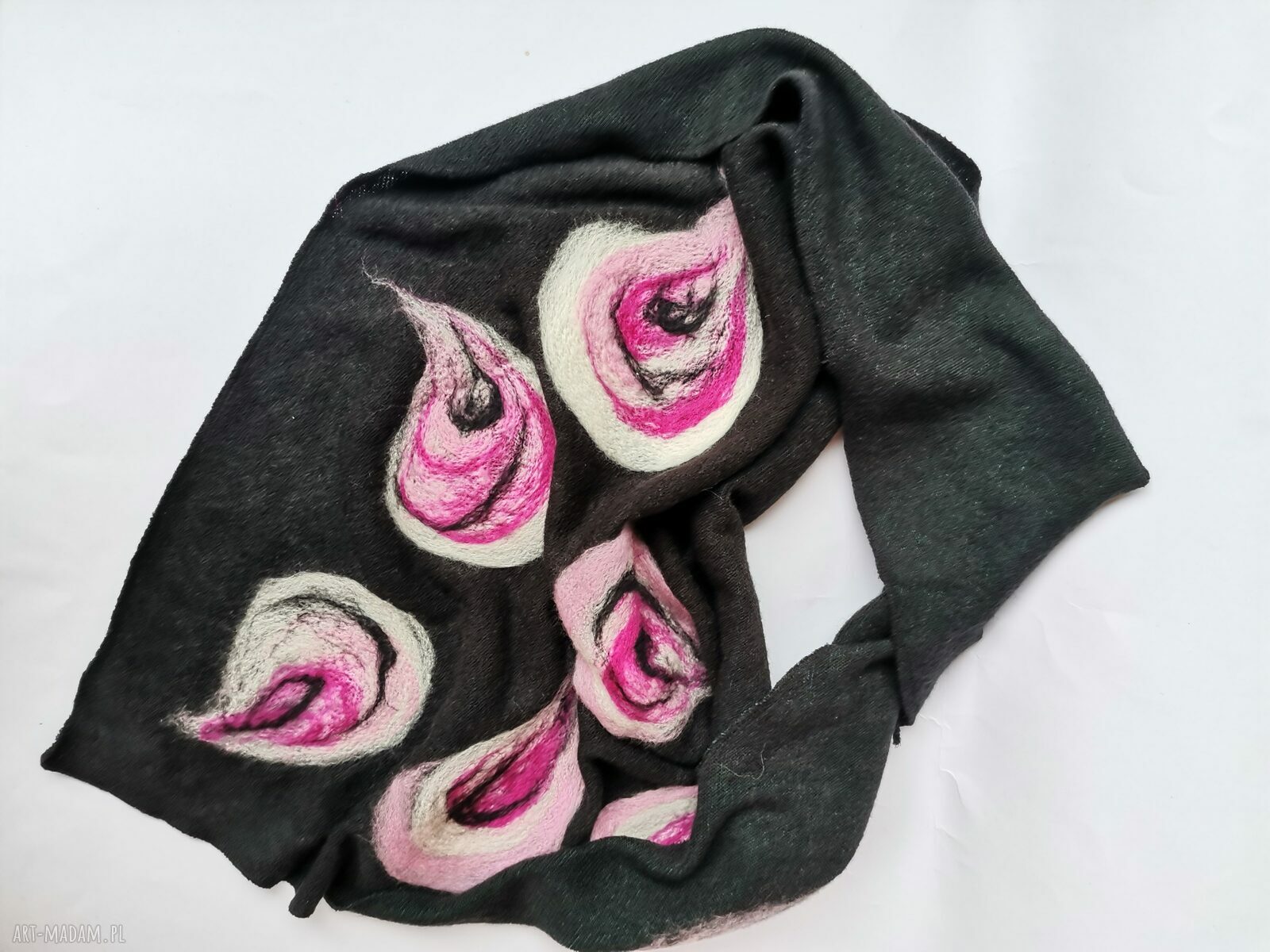 Czarna chusta handmade z wełny merynosów - filcowane elementy