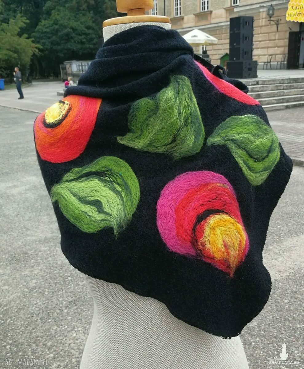 Czarna chusta handmade z wełny merino - etno, boho i filcowane elementy