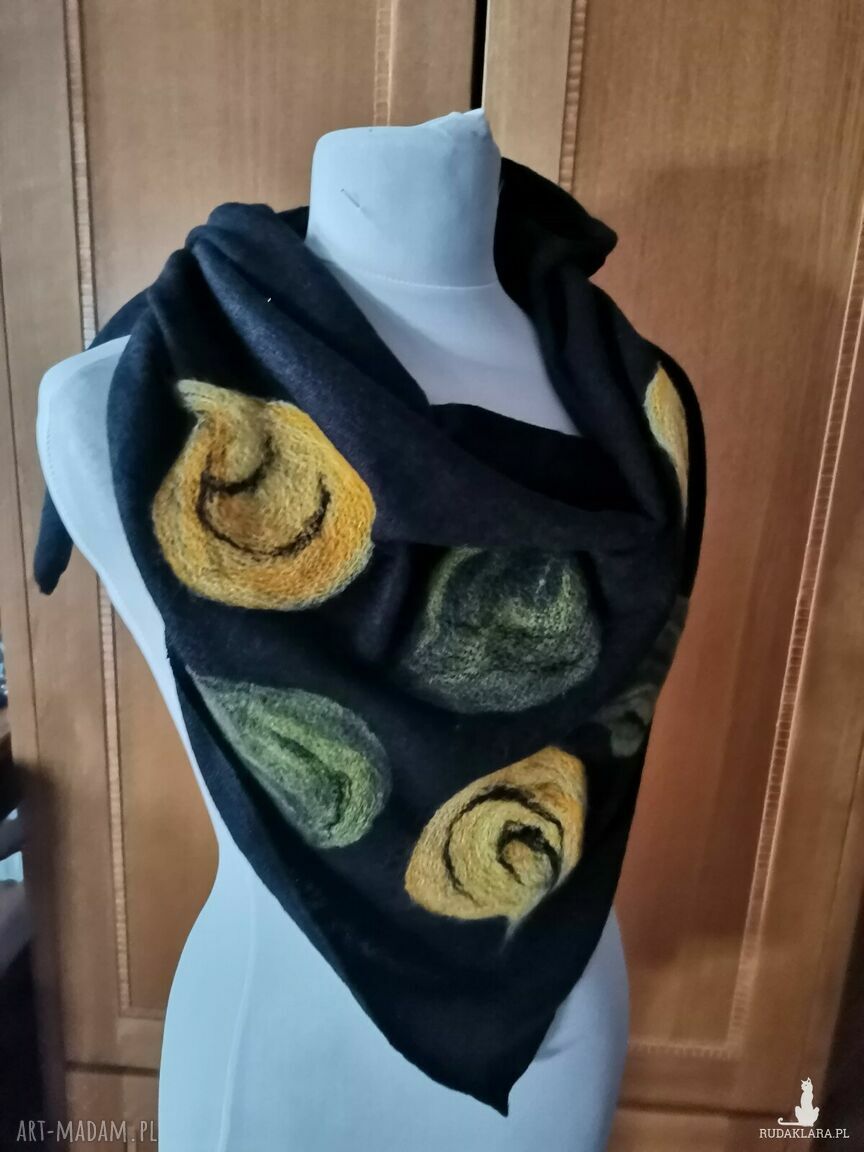 Czarna chusta handmade z wełny merynosów - filcowane kwiaty