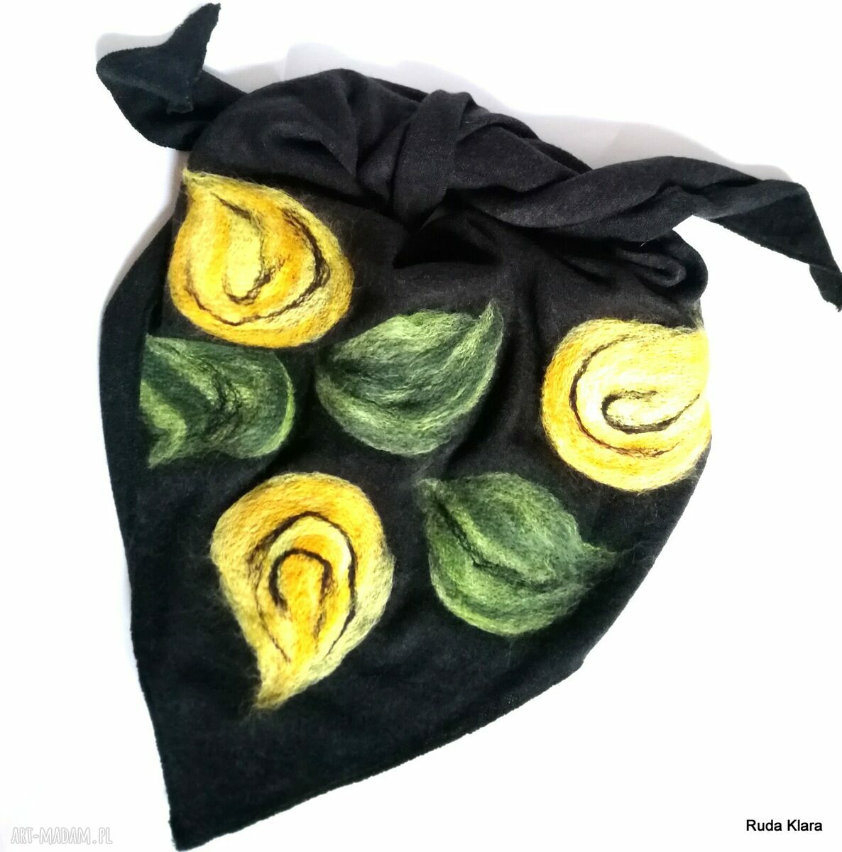 Czarna chusta handmade z wełny merynosów z filcowanymi kwiatami