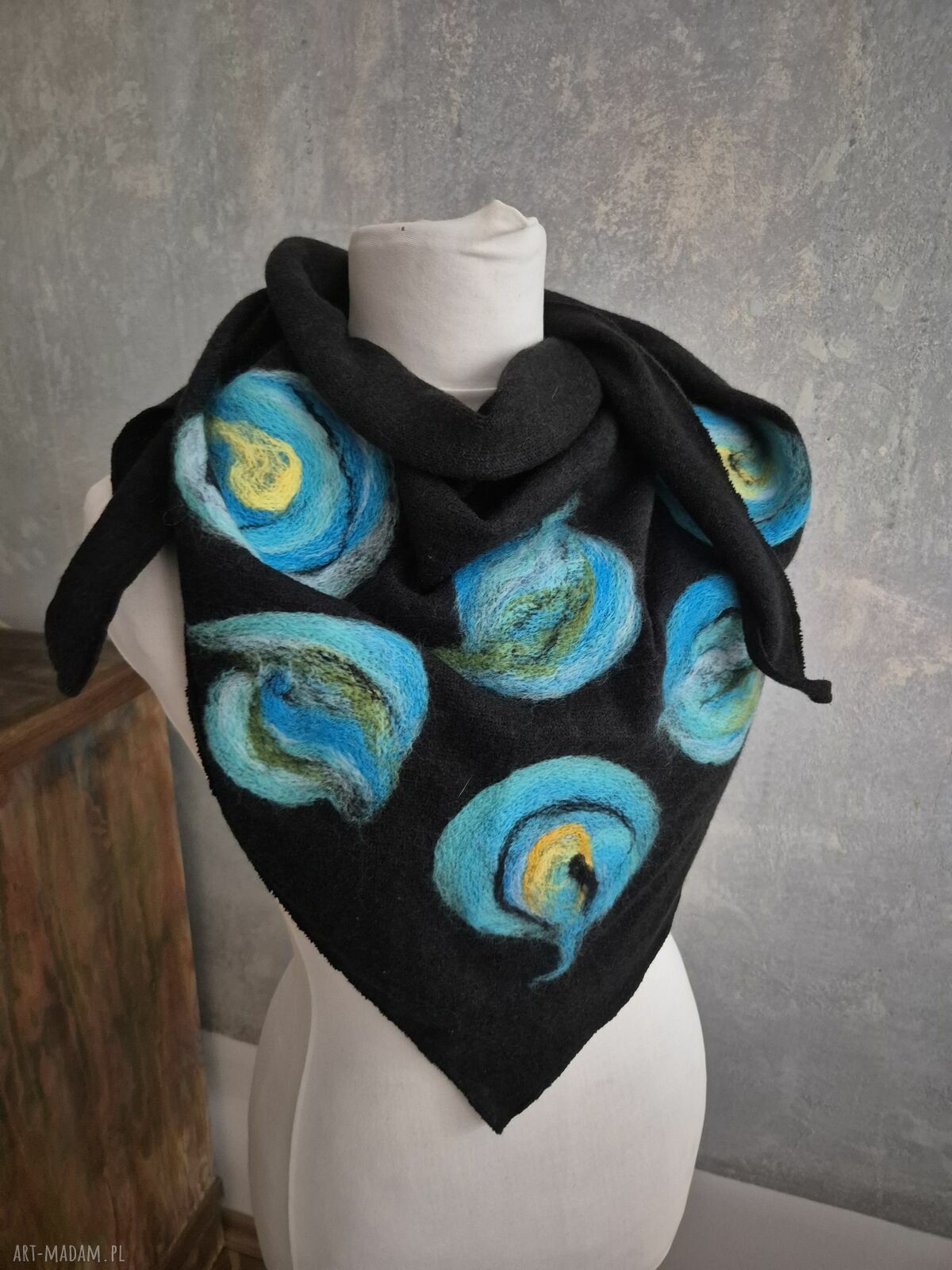 Czarna chusta boho z wełny merynosów - filcowane elementy (handmade)
