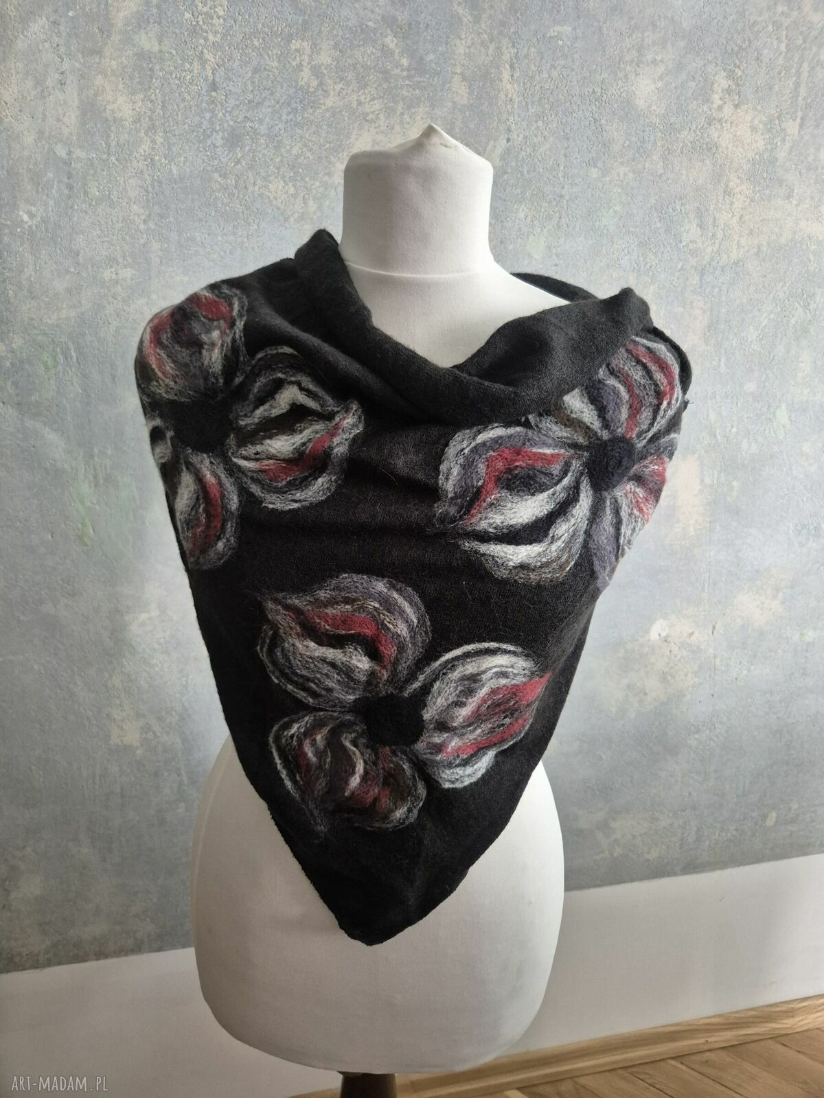 Czarna chusta handmade z wełny merynosów i filcowanymi detalami
