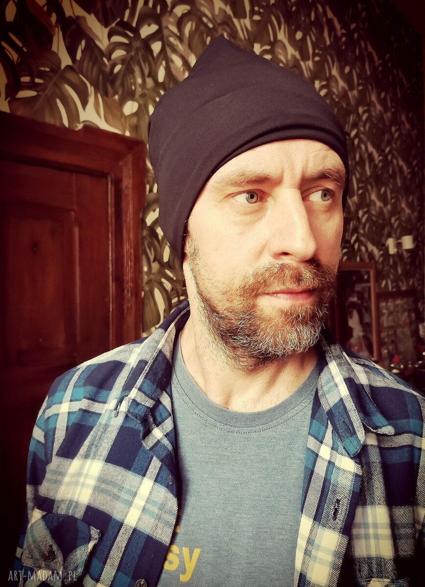 Czarna czapka smerfetka boho z frędzlami na podszewce