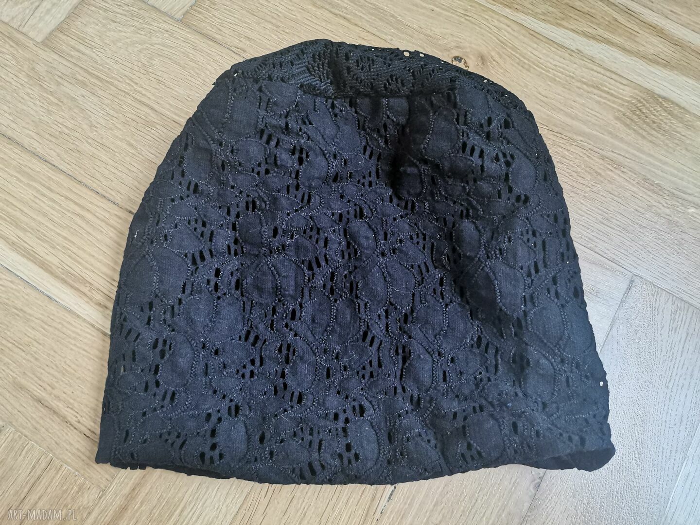 Czarna czapka koronkowa na podszewce - boho na co dzień