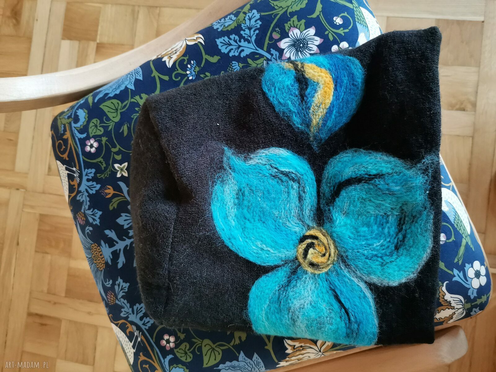 Czarna wełniana czapka filcowana zimowa w kwiaty - handmade