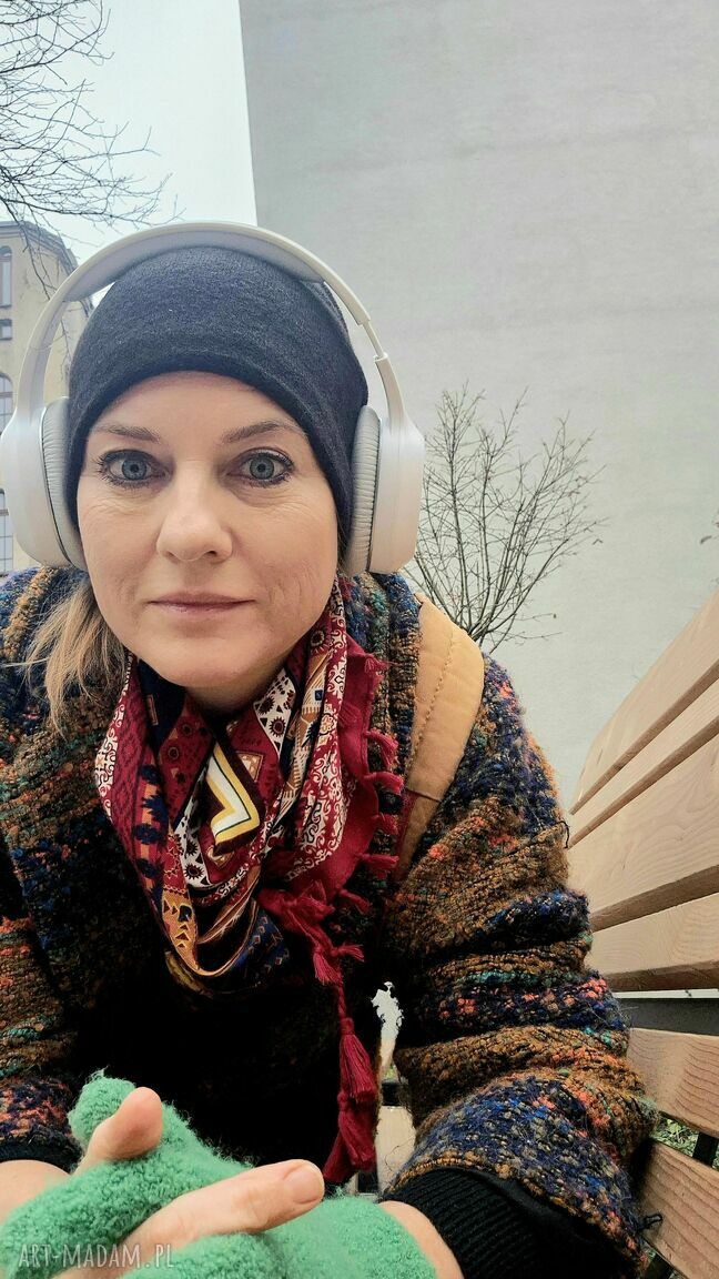 Czarna czapka boho z kolorową górą - rozmiar uniwersalny z podszewką