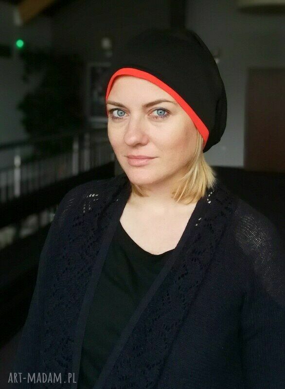 Czapka czarna damska z dzianiny - bordowa góra na podszewce