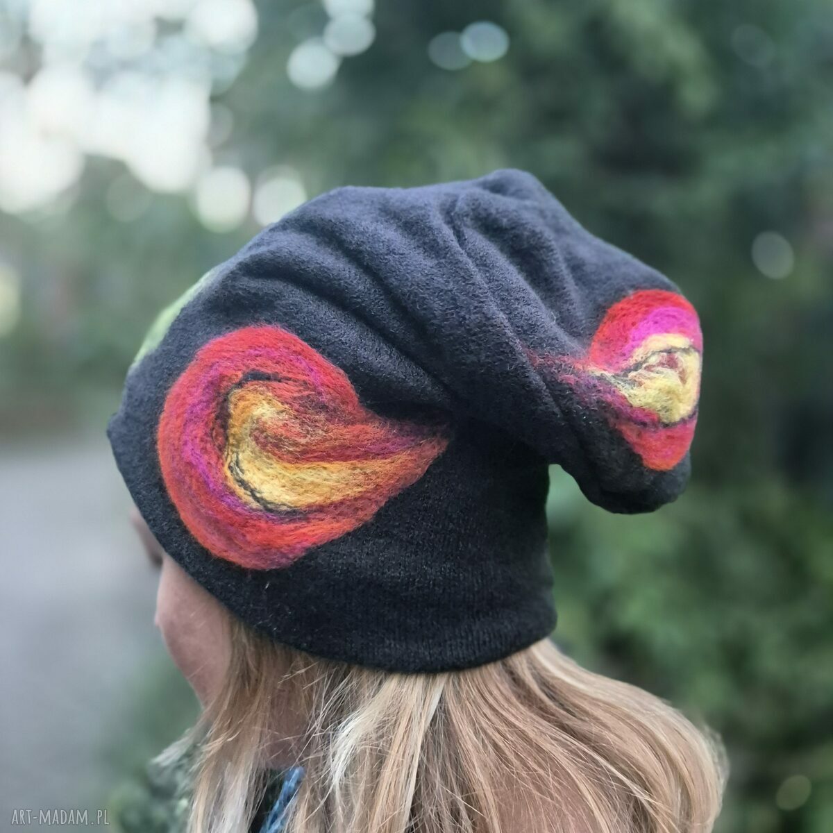 Czarna czapka filcowana w kwiaty z wełny merynosów na podszewce - handmade