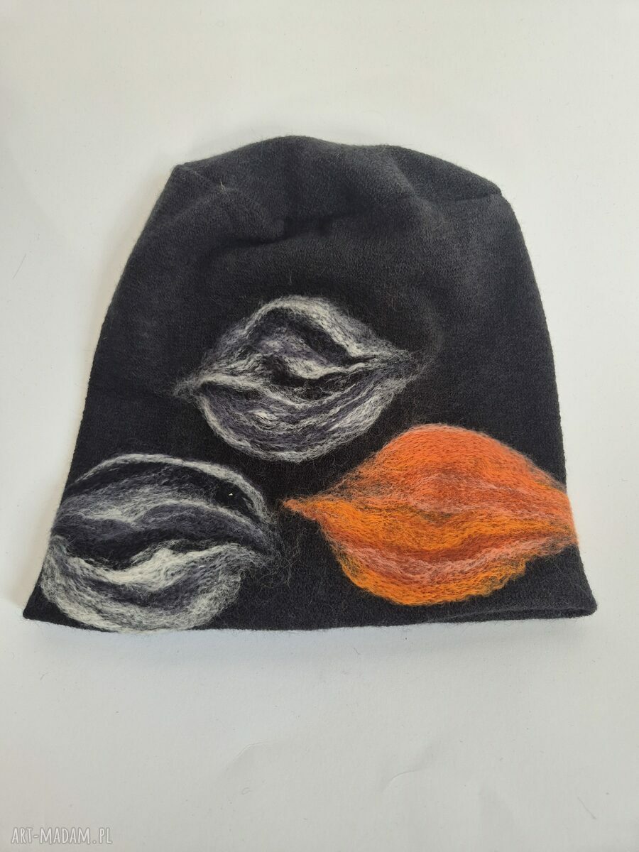 Czarna czapka wełniana filcowana w kwiaty - zimowa handmade na podszewce (rozmiar uniwersalny)