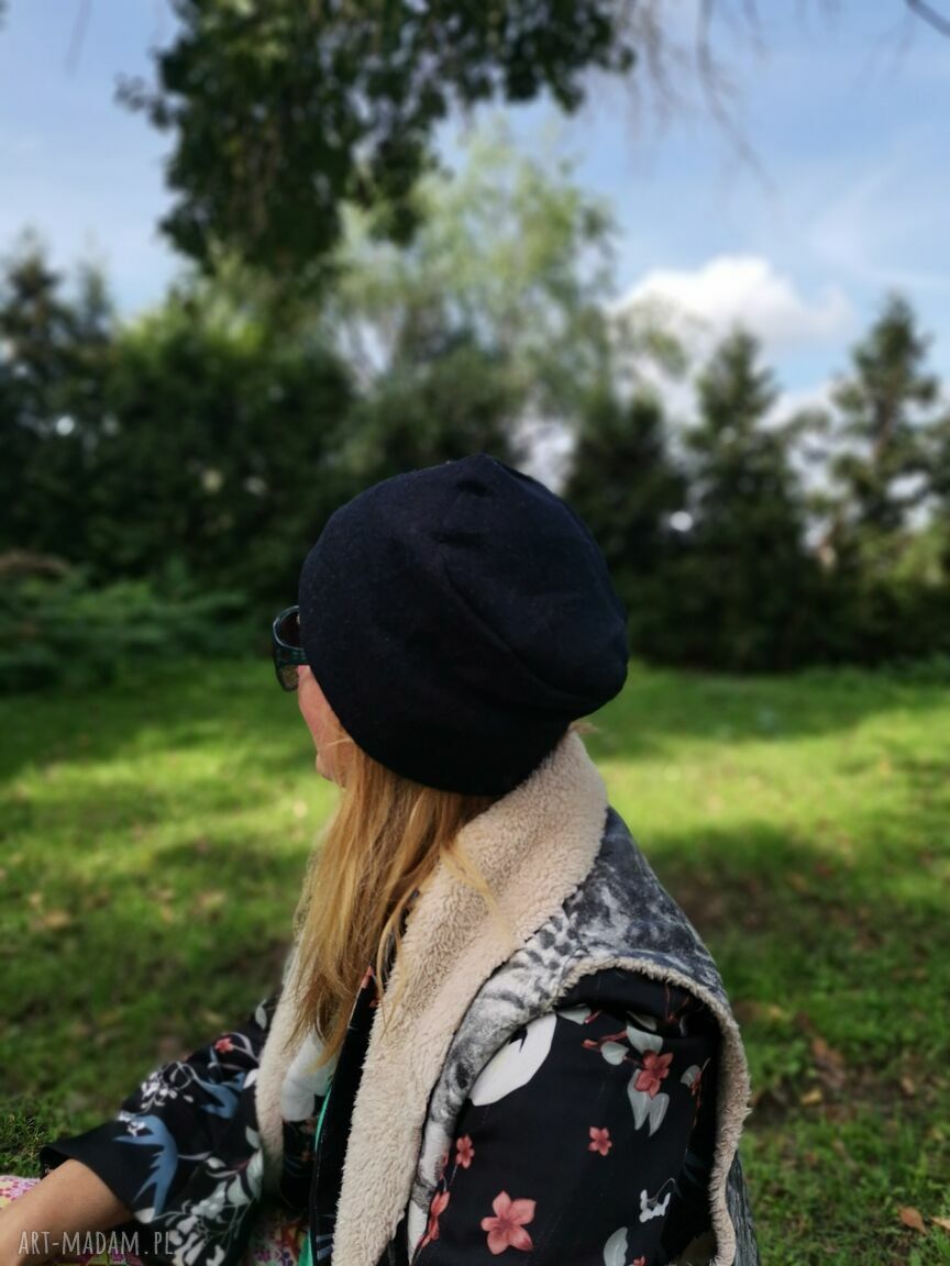 Czarna czapka na podszewce - krótka, twarzowa, rozmiar uniwersalny