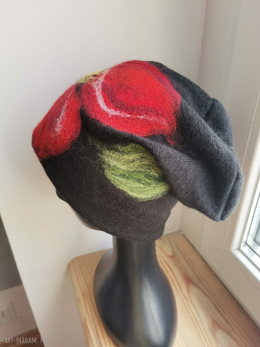 Czapka Frida z wełny merynosów - czarna boho z kwiatami i frędzlami (rozmiar uniwersalny)