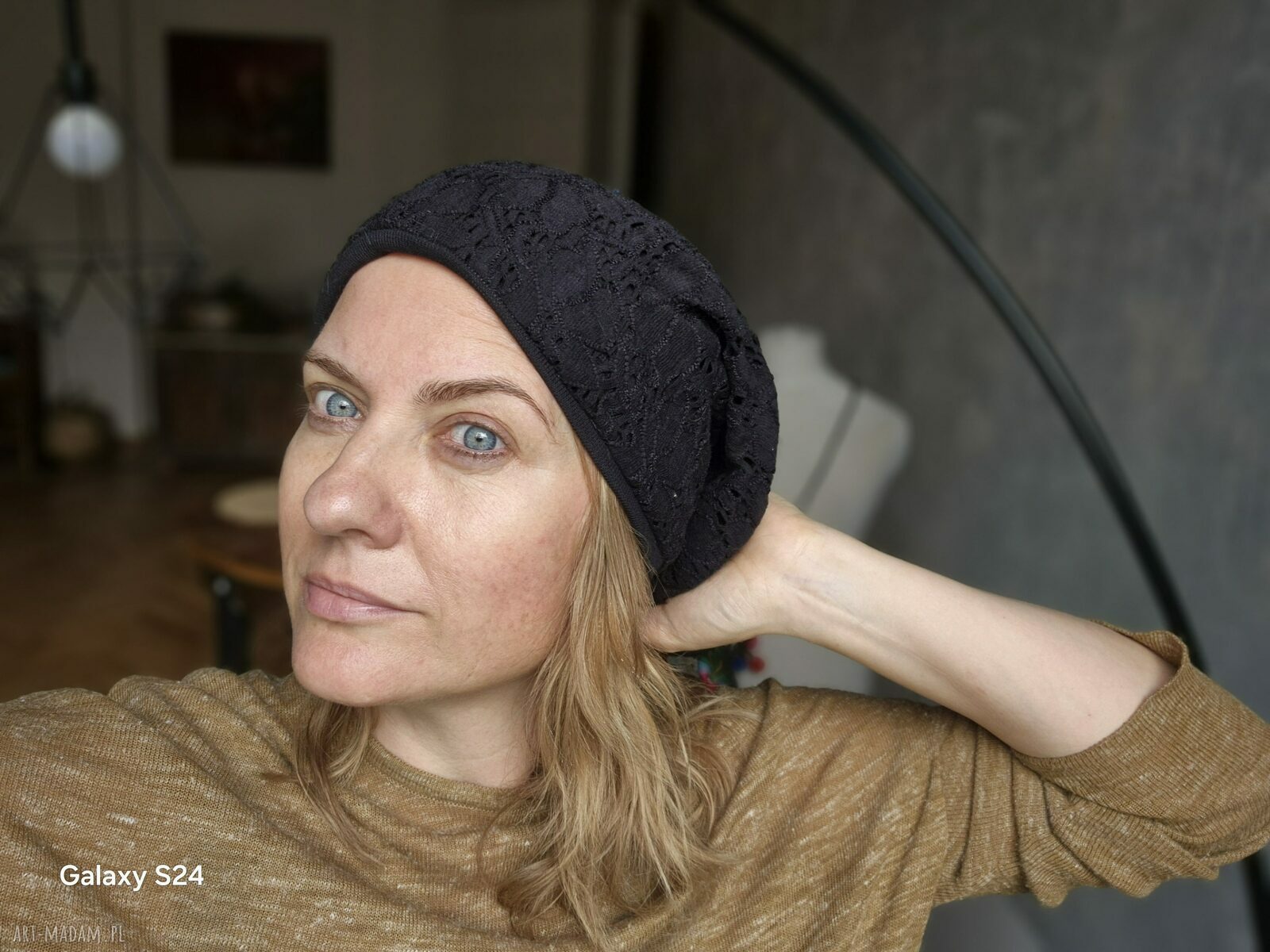 Czapka damska czarna z koronką boho - wiosenna na podszewce