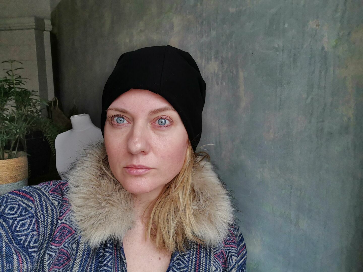 Czapka czarna patchworkowa z frędzlami w stylu boho Frida