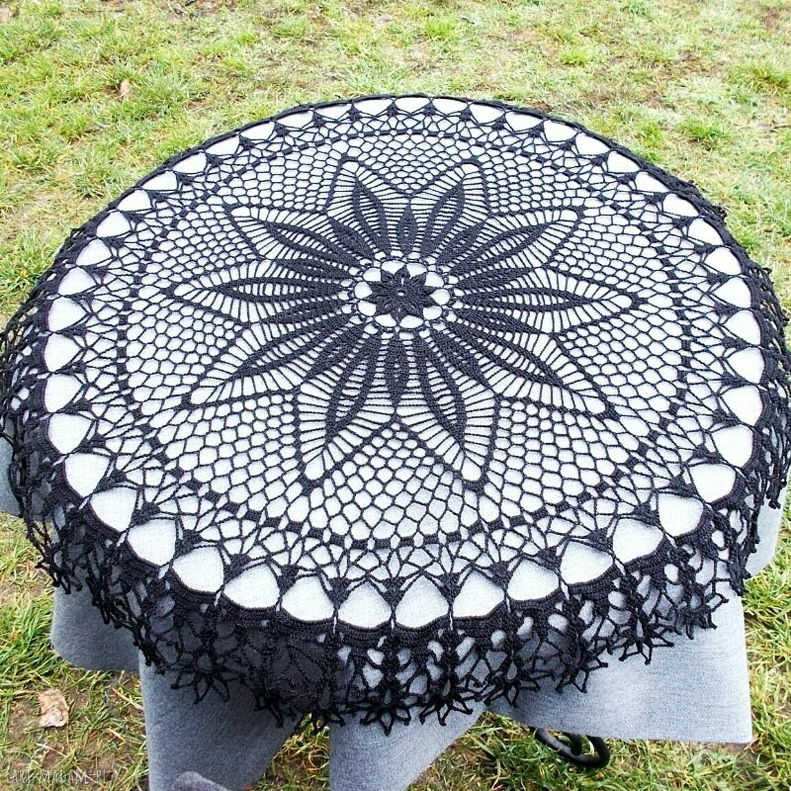 Czarna duża serweta vintage 59 cm - ręcznie szydełkowana