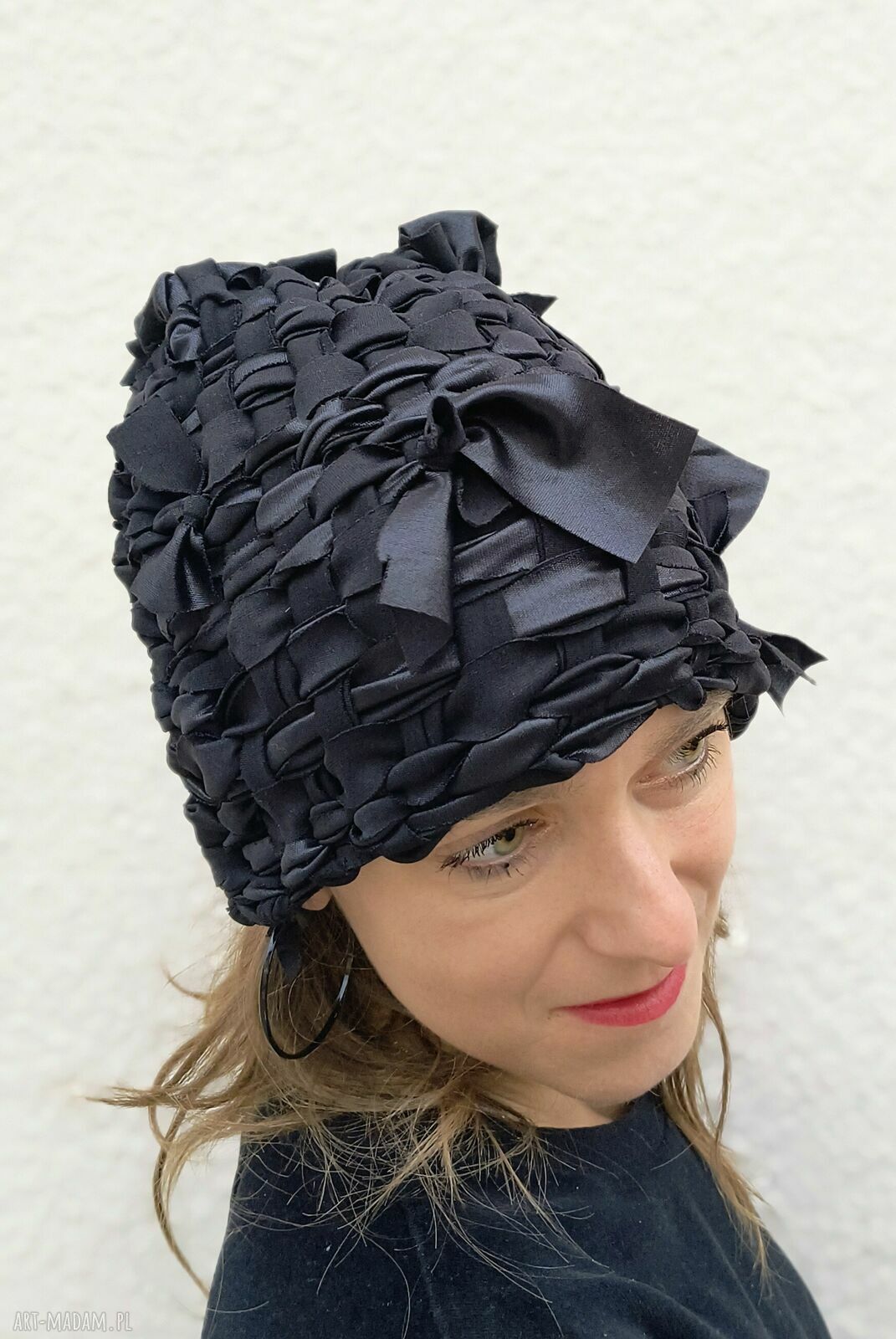Czarna elegancka czapka Lava, mieniąca się czernią