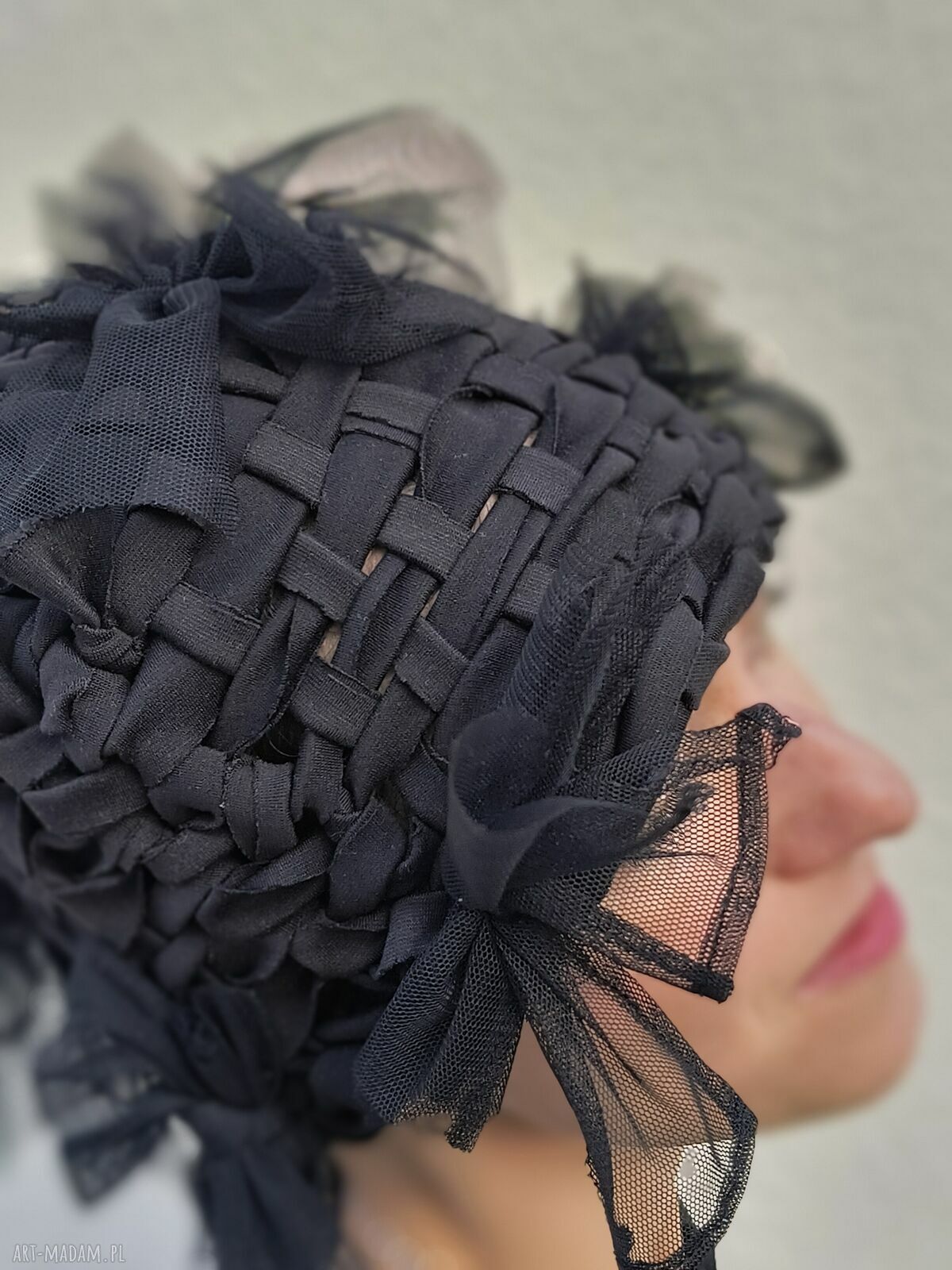 Czarna, elegancka czapka wytkana na krośnie z tiulowymi kokardami