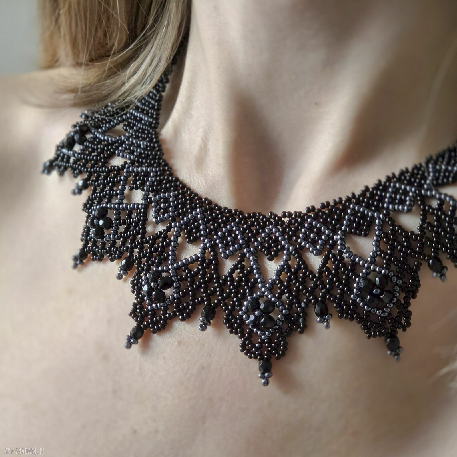 Czarna elegancka kolia z koralików szklanych - ręcznie tkana