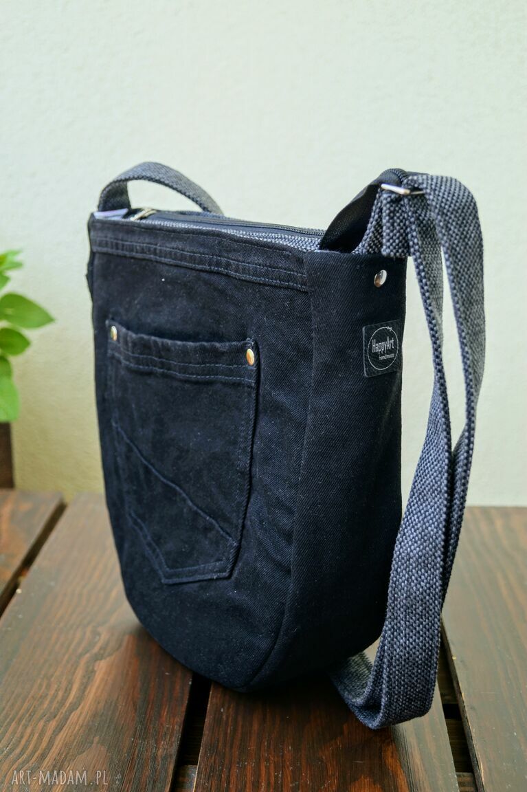 Czarna jeansowa mini listonoszka recyklingowa - zero waste na ramię i na ukos