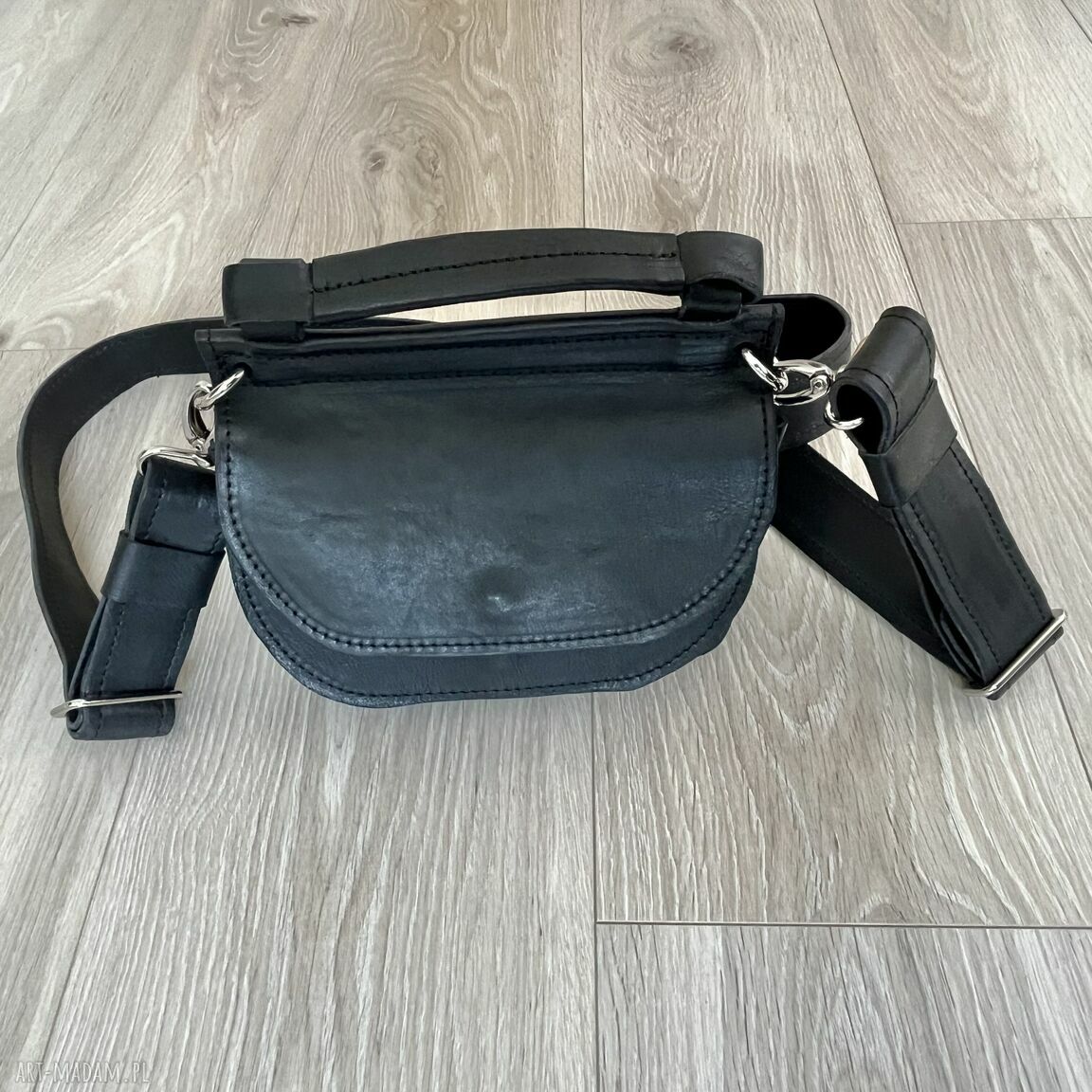 mini: Czarna mała torebka na cztery klapy ze skóry. Handmade